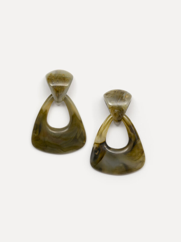 Les Soeurs Resin earring set Merel 1. Make a statement with these beautiful green resin earrings, featuring a stunning ma...