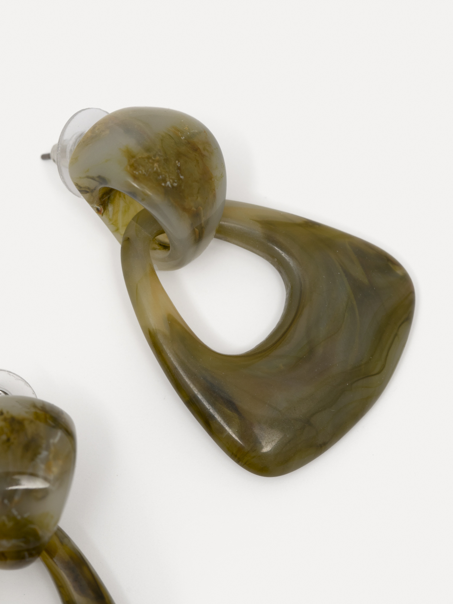 Les Soeurs Resin oorbellen set Merel 2. Maak een statement met deze mooie groene resin oorbellen, met een prachtig marmer...