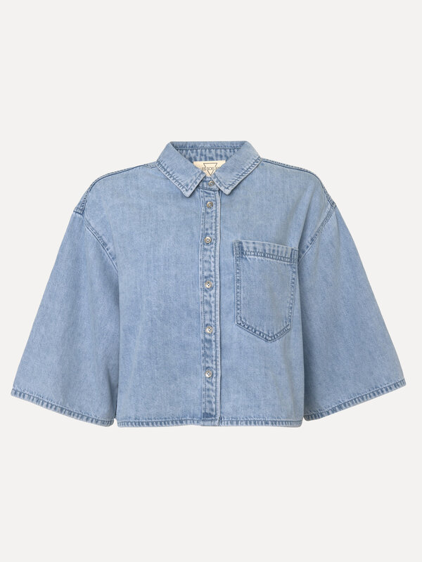 Les Soeurs Chemise courte Logan 2. Créez une ambiance décontractée et branchée avec ce haut court bleu au style denim. Le...