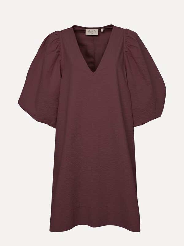 Les Soeurs Robe en seersucker Idris 2. Brillez dans cette robe d'été bordeaux avec des manches ballon, un élément essenti...