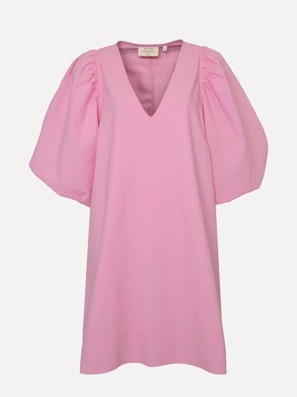 Les Soeurs Seersucker dress Idris 2. Celebrate Spring in style with this pink dress featuring puffed sleeves. Its romanti...