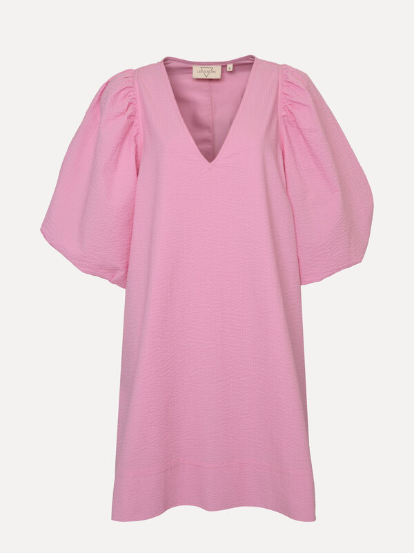 Les Soeurs Seersucker jurk Idris 2. Vier de lente in stijl met deze roze jurk met pofmouwen. Het romantische ontwerp en d...