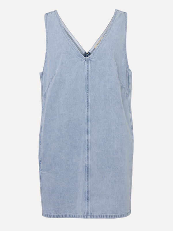 Les Soeurs Denim dress Chavi 2. Create an effortlessly cool look with this short denim dress, featuring a striking V-cut ...