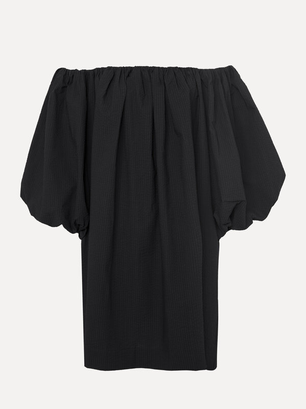 Les Soeurs Off Shoulder jurk Isla 2. Til je look naar een hoger niveau met deze elegante zwarte off-shoulder jurk, een ju...