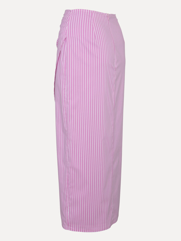 Les Soeurs Striped skirt Ervin 4. Add a touch of elegance to your summer wardrobe with this striped midi skirt. The pink ...