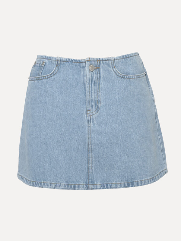 Les Soeurs Denim mini rok Varun 2. Voeg een vleugje edge toe aan je look met deze denim mini rok zonder tailleband, laag ...