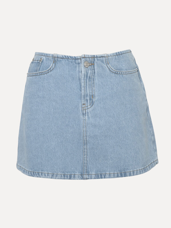 Les Soeurs Denim mini skirt Varun 2. Add a touch of edge to your look with this denim mini skirt without a waistband, wor...