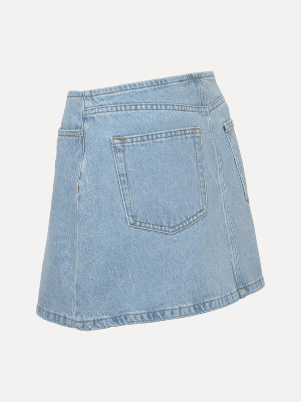 Les Soeurs Denim mini skirt Varun 8. Add a touch of edge to your look with this denim mini skirt without a waistband, wor...