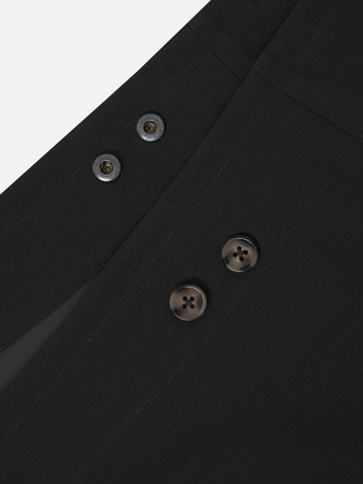Les Soeurs Wikkelrok Avery 7. Ga voor een moeiteloos coole look met deze zwart gewikkelde rok, een trendy toevoeging aan ...
