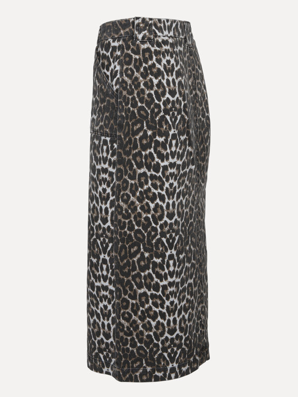 Les Soeurs Leopard midi skirt Amelie 7. Unleash your wild side with this denim midi skirt, featuring an all-over leopard ...