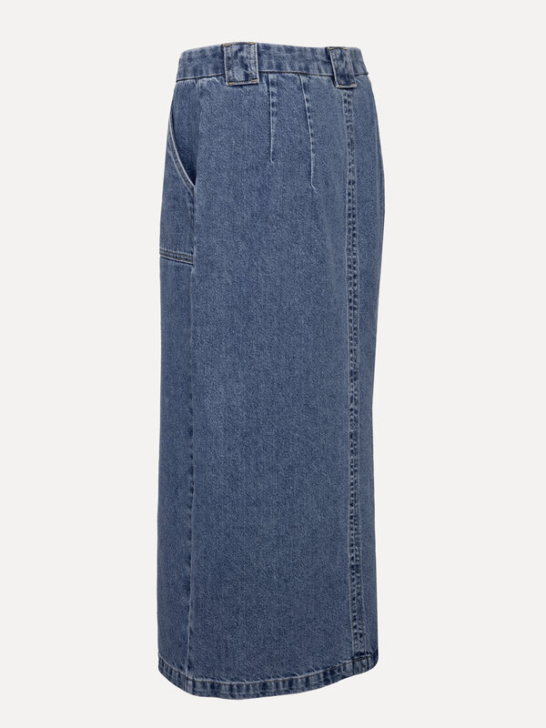 Les Soeurs Denim midi skirt Amelie 8. Go for casual chic with this versatile denim midi skirt, perfect for various occasi...