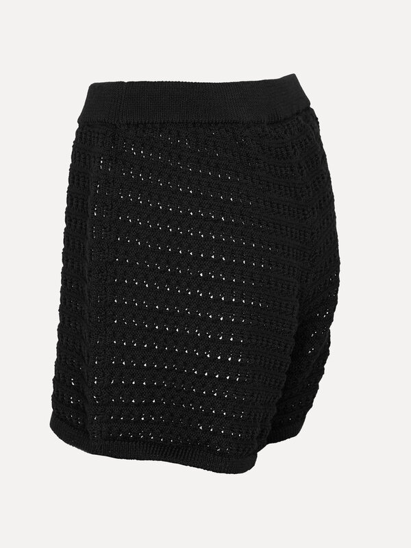 Les Soeurs Short en crochet Yuki 4. Découvrez le parfait mélange de style et de confort avec ce short noir crocheté, un é...