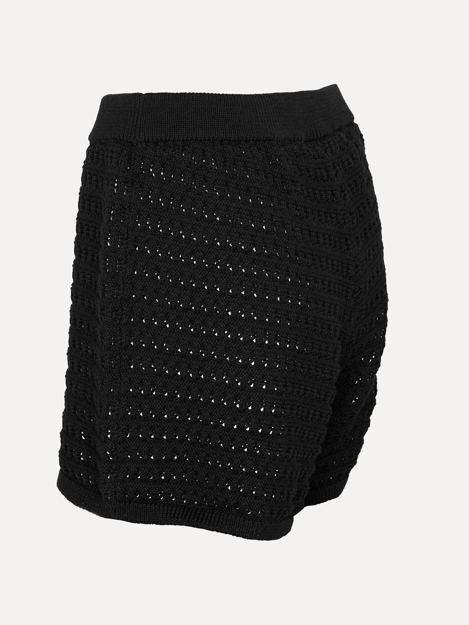 Les Soeurs Gehaakte short Yuki 5. Ontdek de perfecte combinatie van stijl en comfort met deze gehaakte zwarte short, een ...