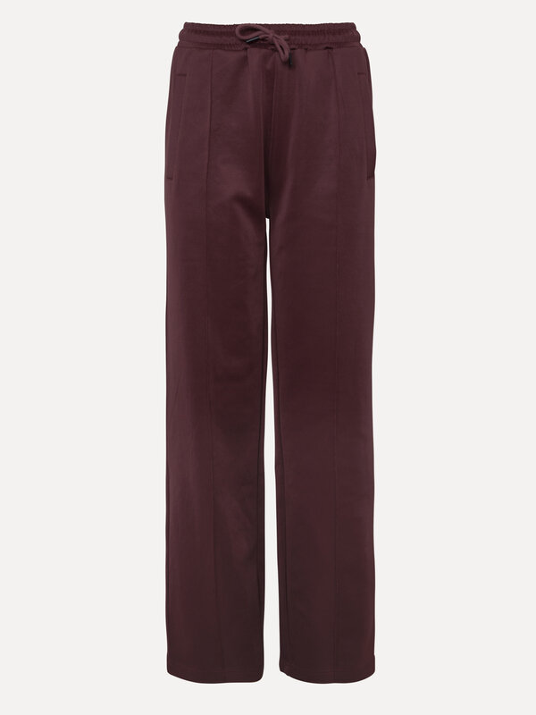 Les Soeurs Trousers Yuna 2. Add some edge to your outfit with these cool burgundy joggers, perfect for an urban and trend...