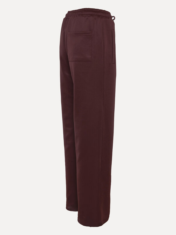 Les Soeurs Pantalon Yuna 8. Ajoutez une touche de caractère à votre tenue avec ce pantalon de jogging bordeaux, idéal pou...