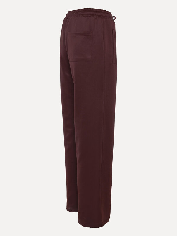 Les Soeurs Trousers Yuna 8. Add some edge to your outfit with these cool burgundy joggers, perfect for an urban and trend...