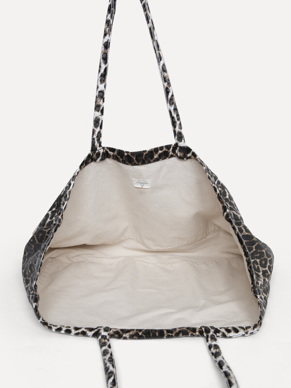 Les Soeurs Shopper Abel 4. Deze tas is ontworpen om zowel een fashion statement als functioneel accessoire te zijn. Hij h...