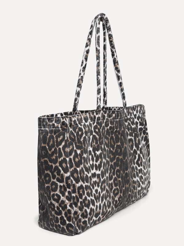 Les Soeurs Shopper Abel 3. Deze tas is ontworpen om zowel een fashion statement als functioneel accessoire te zijn. Hij h...