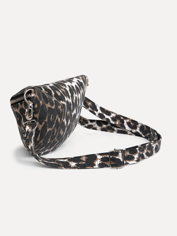 Les Soeurs Leopard fanny bag Julian 5. This leopard print fanny pack is not only trendy but also super practical - ideal ...