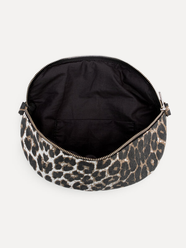 Les Soeurs Leopard fanny bag Julian 6. This leopard print fanny pack is not only trendy but also super practical - ideal ...
