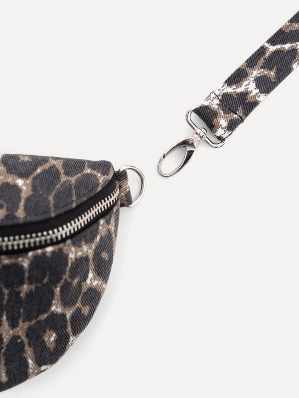 Les Soeurs Leopard fanny bag Julian 4. This leopard print fanny pack is not only trendy but also super practical - ideal ...