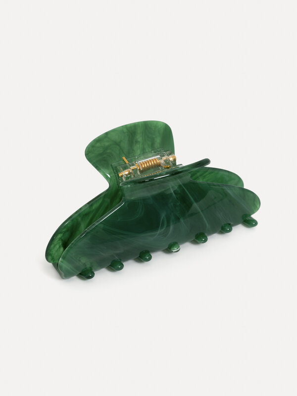 Les Soeurs Resin Hair clip claw 2. Create an atmosphere of elegance with this emerald green hairpin, adorned with a beaut...