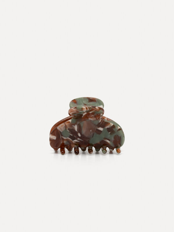 Les Soeurs Resin Hair clip Round 1. Opt for functional earthy tones with this small hairpin, a perfect choice to keep you...