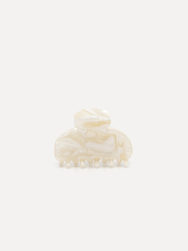 Les Soeurs Resin Hair clip Round 1. This small hairpin in a cream marble pattern combines sophistication with functionali...