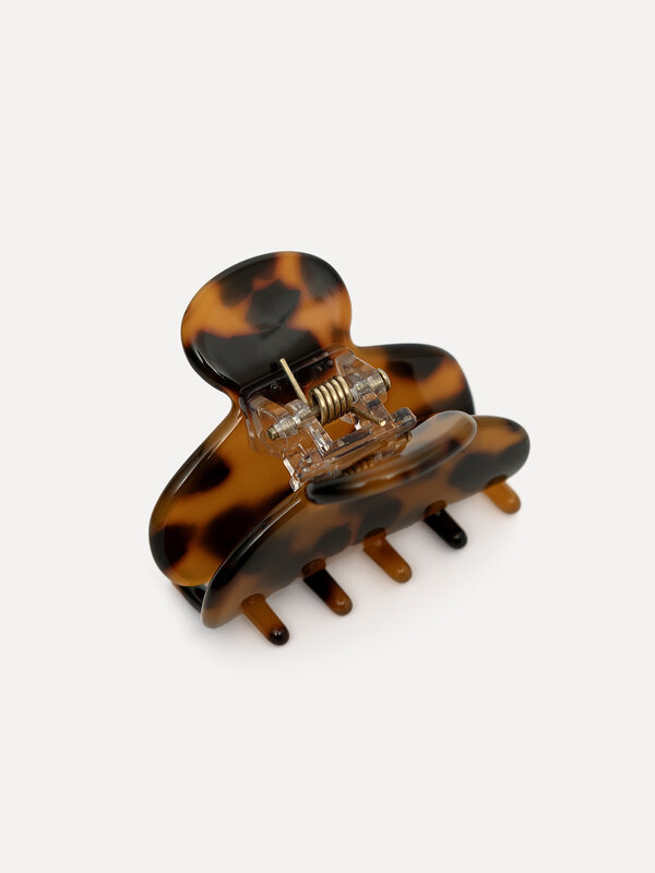 Les Soeurs Resin Hair clip Round 2. Create a refined hairstyle with this small hair clip in dark tortoise, a subtle yet s...
