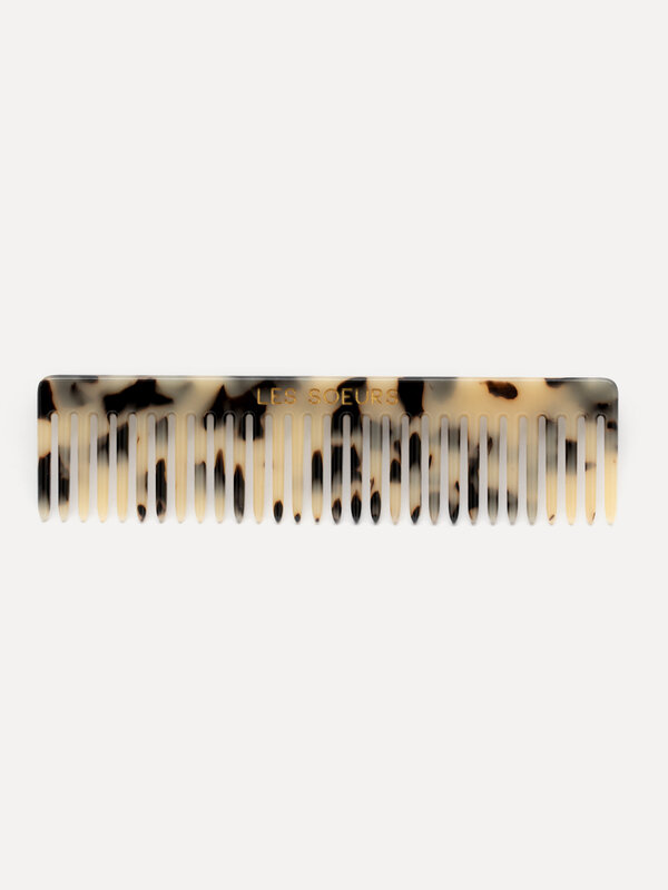 Les Soeurs Resin Hair comb 1. Upgrade your hair care routine with this comb, crafted from resin for a luxurious touch. Th...