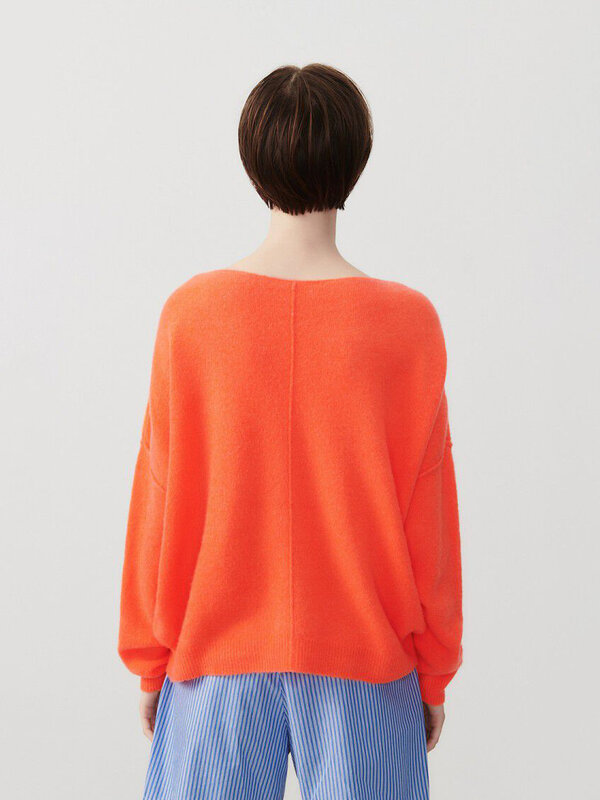American Vintage Jumper Damsville 5. The soft and comfortable knitted fabric of this orange  Damsville sweater is enjoyab...
