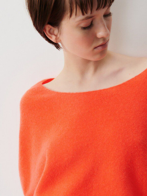 American Vintage Jumper Damsville 3. The soft and comfortable knitted fabric of this orange  Damsville sweater is enjoyab...
