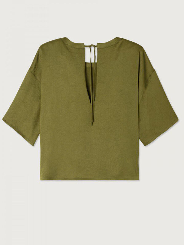 American Vintage Blouse Widland 5. Kies voor elegantie met deze top in zijdelook en korte mouwen. De levendige groene kle...