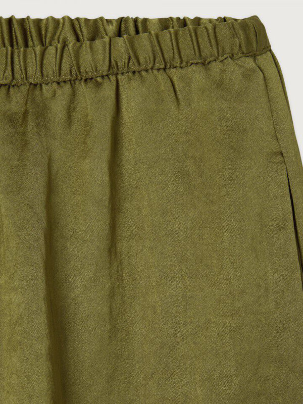 American Vintage Broek Widland 6. Kies voor tijdloze elegantie met deze groene zijden-look broek, geschikt voor elke gele...