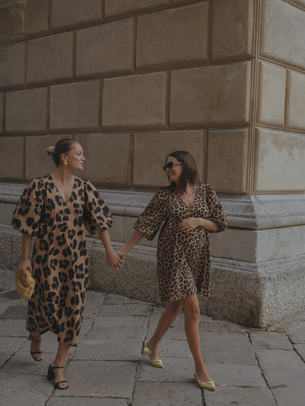 Les Soeurs Leopard dress Idris 1. Embrace your wild side in this leopard dress with balloon sleeves, a fantastic choice f...