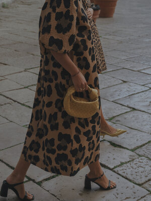 Jurk Paulie. Trek alle aandacht naar je toe met deze prachtige leopard jurk, die met zijn opvallende ballonmouwen een war...