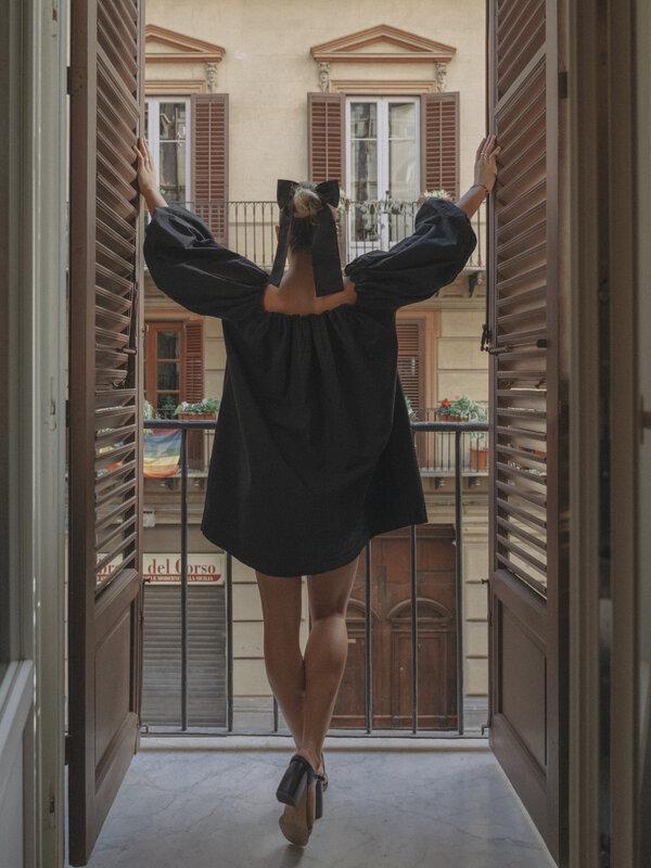 Les Soeurs Robe à épaules découvertes Isla 4. Élevez votre look avec cette élégante robe noire décolletée, une pièce que ...