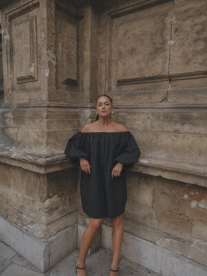 Dress Isla. Elevate your look with this elegant black off-shoulder dress, a garment you'll want to wear on every occasion...