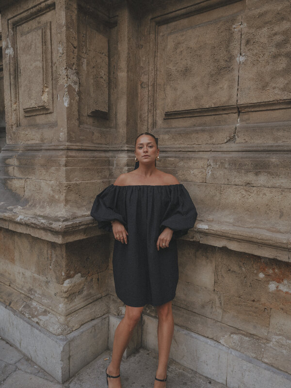 Les Soeurs Off Shoulder dress Isla 1. Elevate your look with this elegant black off-shoulder dress, a garment you'll want...