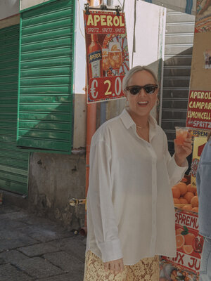 Chemise Yara. Une chemise blanche est un classique intemporel indispensable dans chaque garde-robe. Des tenues de travail...