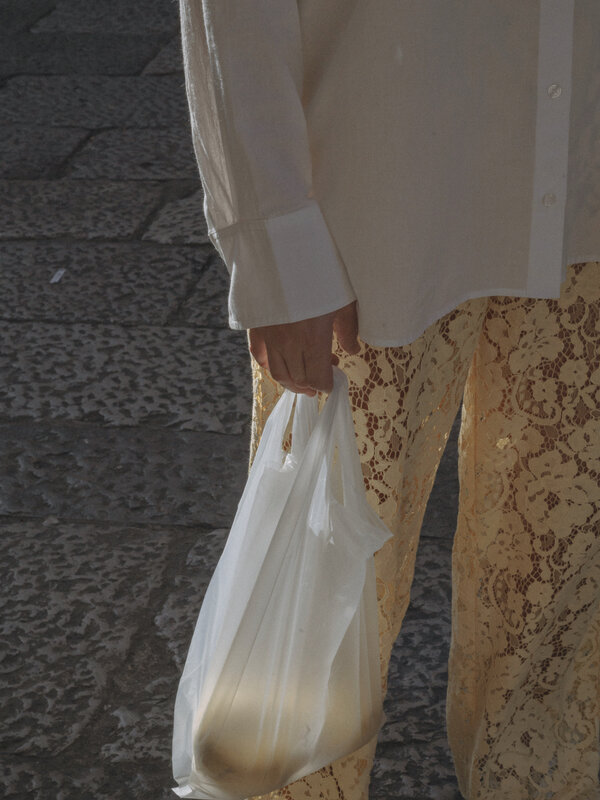 Les Soeurs Chemise Yara 3. Une chemise blanche est un classique intemporel indispensable dans chaque garde-robe. Des tenu...
