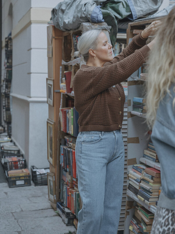 Les Soeurs Gehaakte polo Rayan 1. Ontdek de perfecte balans tussen casual en chic met deze gehaakte polo, een musthave it...