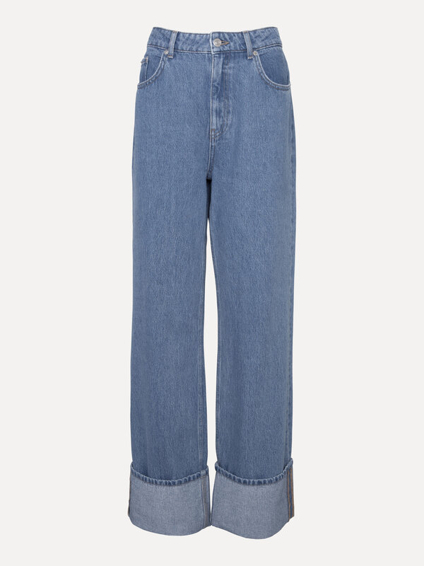 Les Soeurs Turn up jeans Jodie 2. Upgrade your casual outfit with these medium blue straight leg jeans. The turn-up detai...