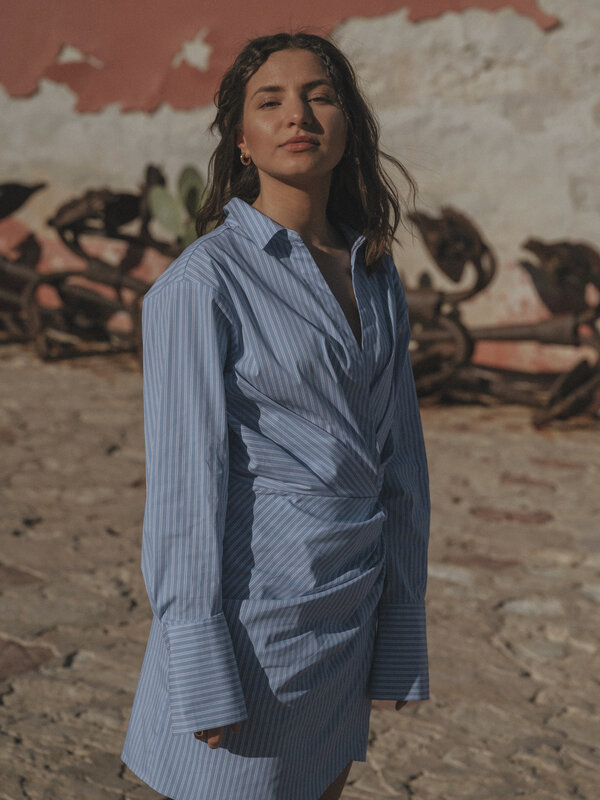Les Soeurs Robe Luana 3. Cette mini-robe rayée en bleu et blanc est un article essentiel pour l'été. Avec son détail drap...