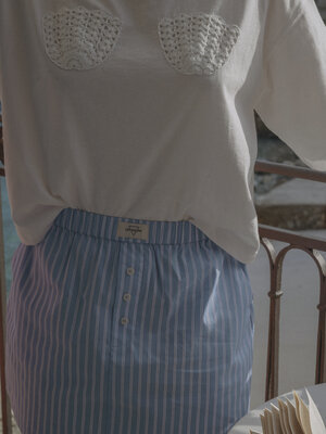 Jupe Izarra. Optez pour un look sans effort avec cette mini-jupe. Les rayures bleues et blanches et le tissu aéré en font...