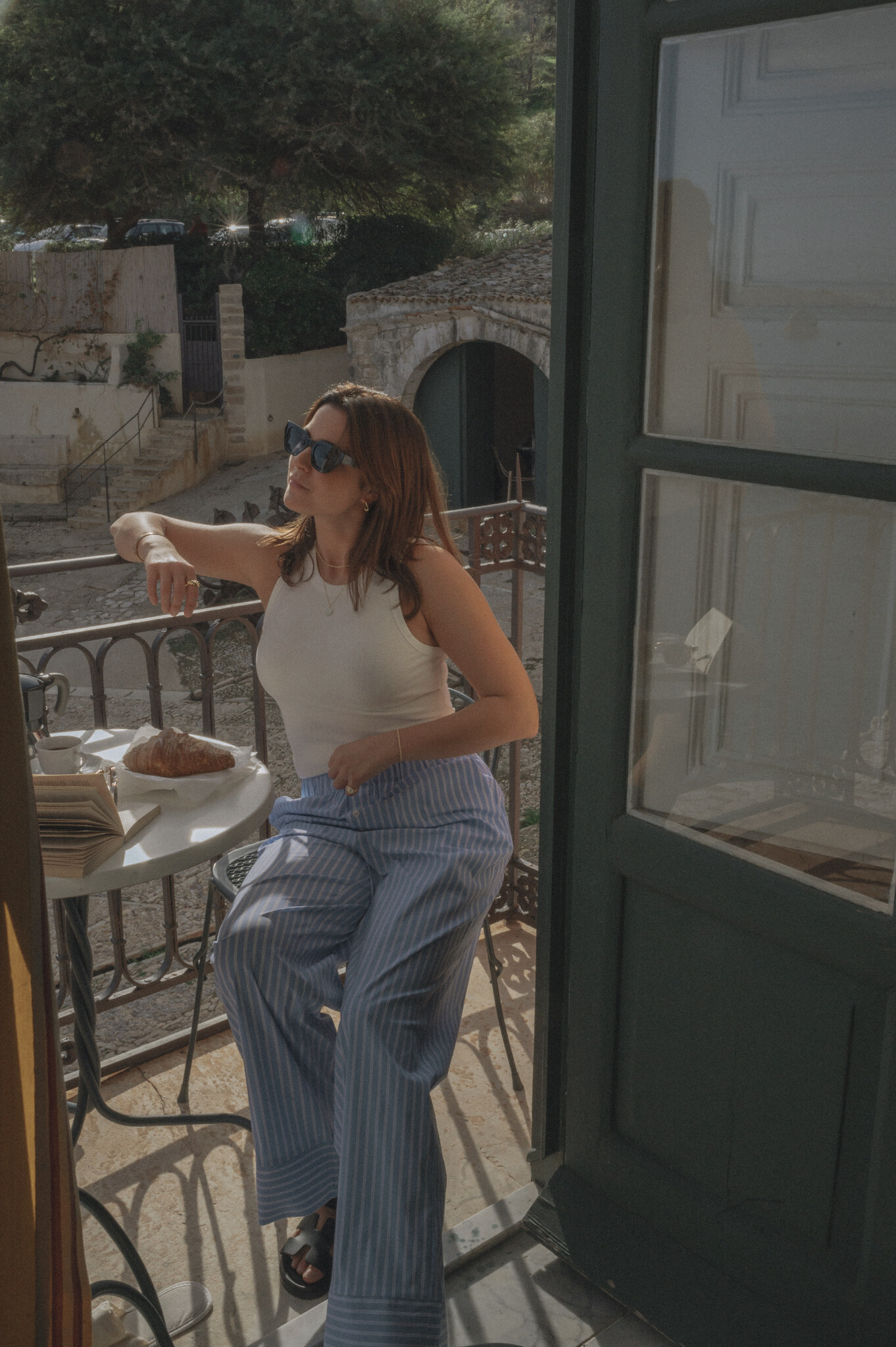 Les Soeurs Rib top Kaila 3. Deze witte tanktop is een tijdloze klassieker die niet mag ontbreken in je garderobe. Met zij...