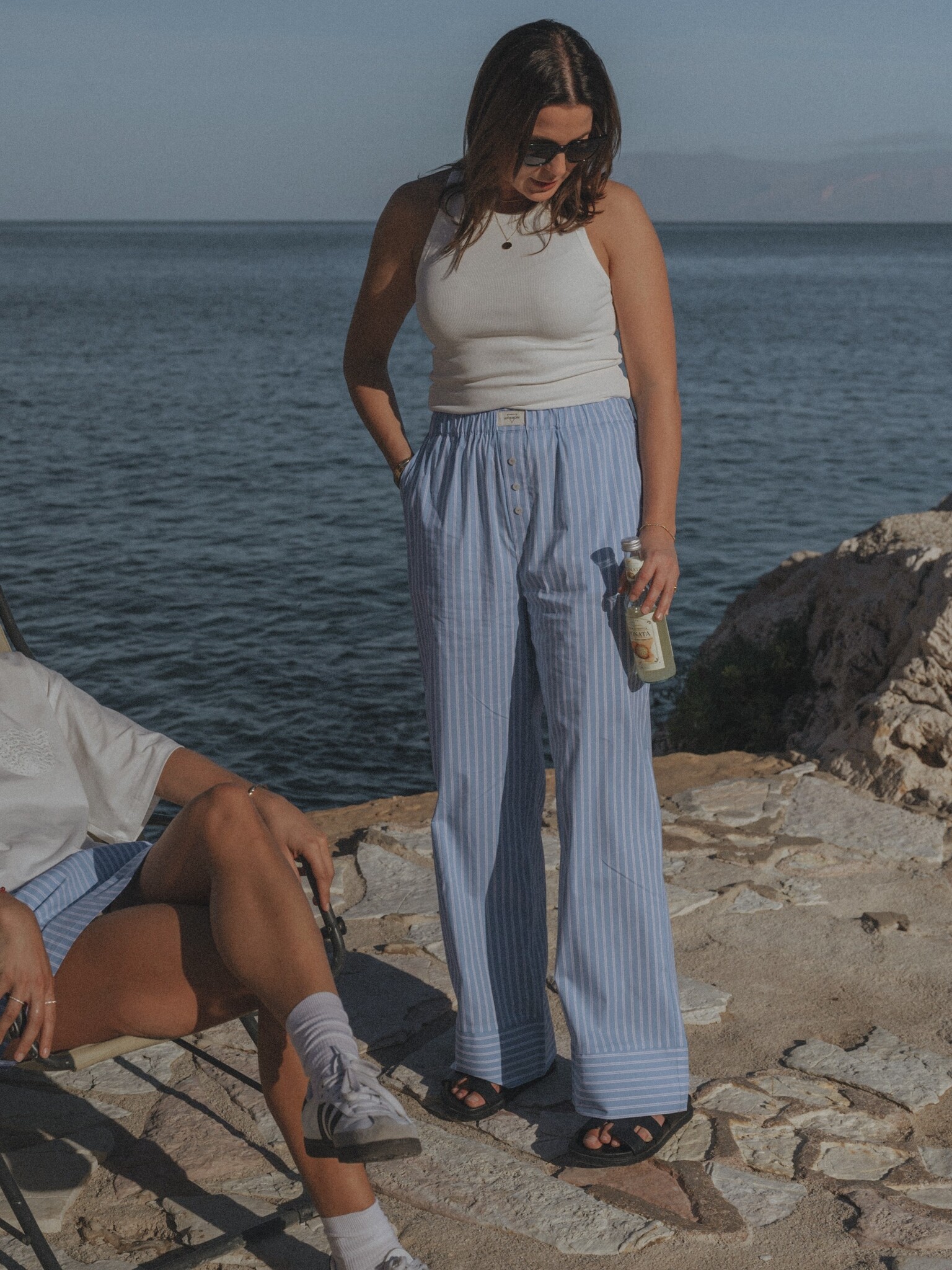 Les Soeurs Rib top Kaila 2. Deze witte tanktop is een tijdloze klassieker die niet mag ontbreken in je garderobe. Met zij...