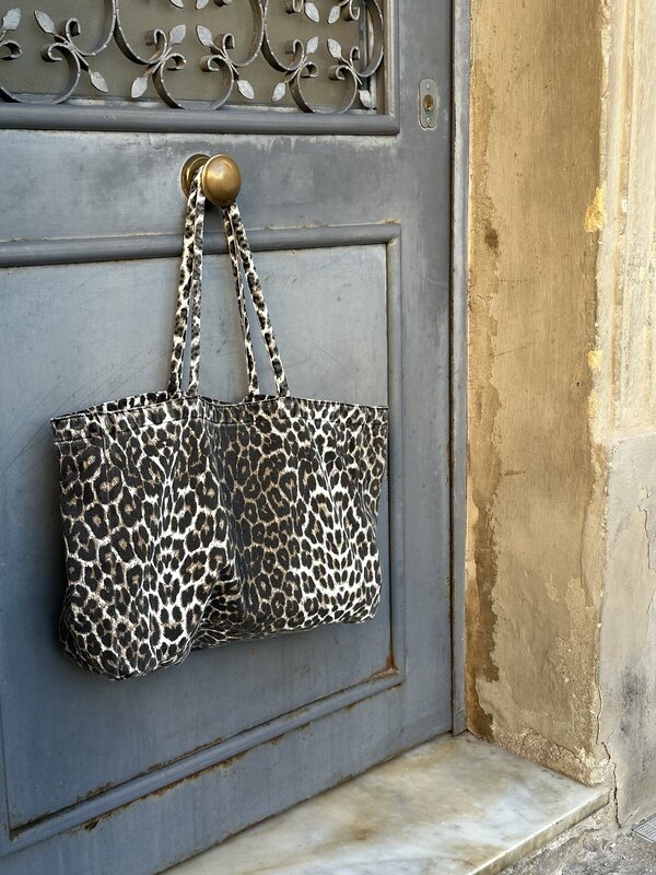 Les Soeurs Shopper Abel 1. Deze tas is ontworpen om zowel een fashion statement als functioneel accessoire te zijn. Hij h...