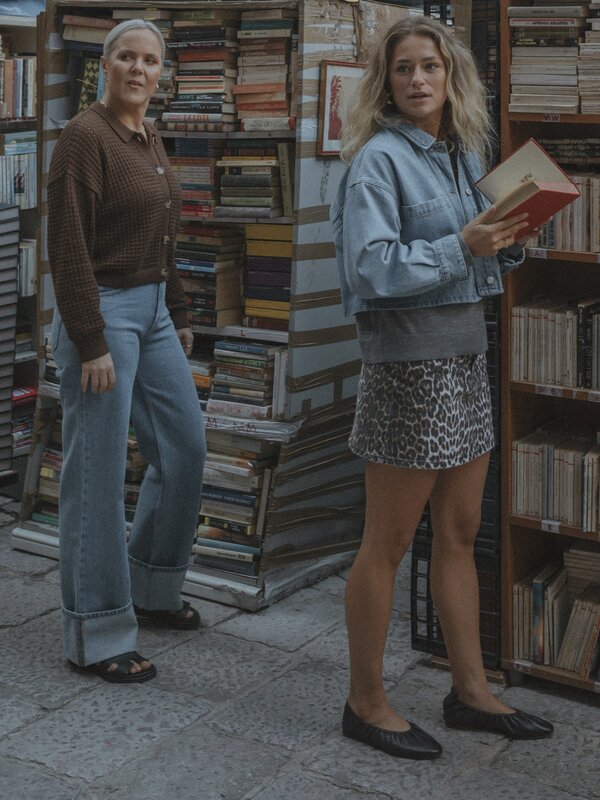 Les Soeurs Mini jupe léopard Varun 3. Transformez votre look avec une touche en ajoutant cette mini-jupe à imprimé léopar...