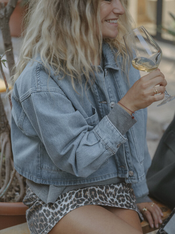 Les Soeurs Veste en jean Mako 1. Optez pour une polyvalence intemporelle avec cette veste en jean classique, dotée d'une ...